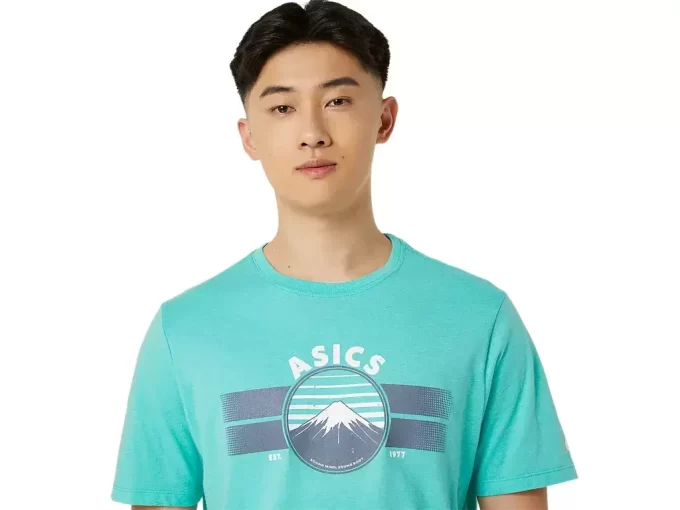 UNISEX ASICS EST 1977 MOUNTAIN TEE UNISEX ASICS EST 1977 MOUNTAIN TEE
