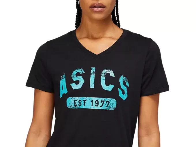 WOMEN’S SHORT SLEEVE EST 1977 V-NECK TEE WOMEN’S SHORT SLEEVE EST 1977 V-NECK TEE